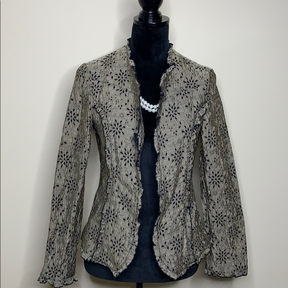 CHICOS short fitted laxer cut blazer - Picture 3 of 6